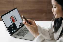 LuxeWear – Fashion Store UI